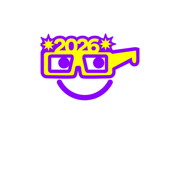 Grupo de quatro pessoas sorridentes, vestidas com roupas coloridas.