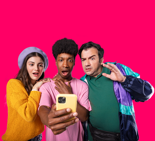 Grupo de quatro pessoas sorridentes, vestidas com roupas coloridas.