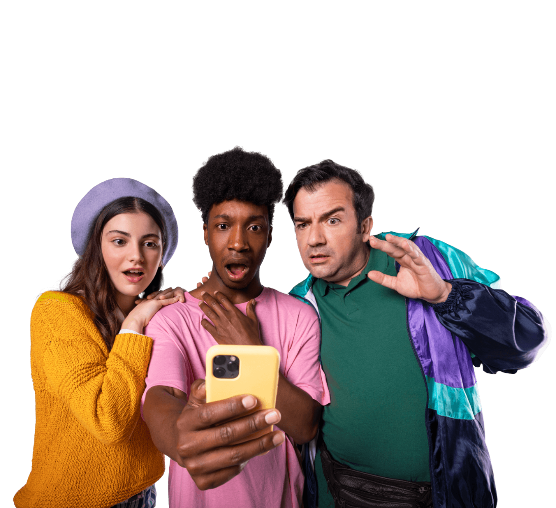 Grupo de quatro pessoas sorridentes, vestidas com roupas coloridas.