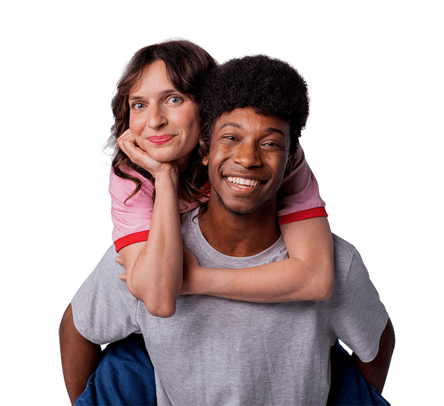 Grupo de quatro pessoas sorridentes, vestidas com roupas coloridas.